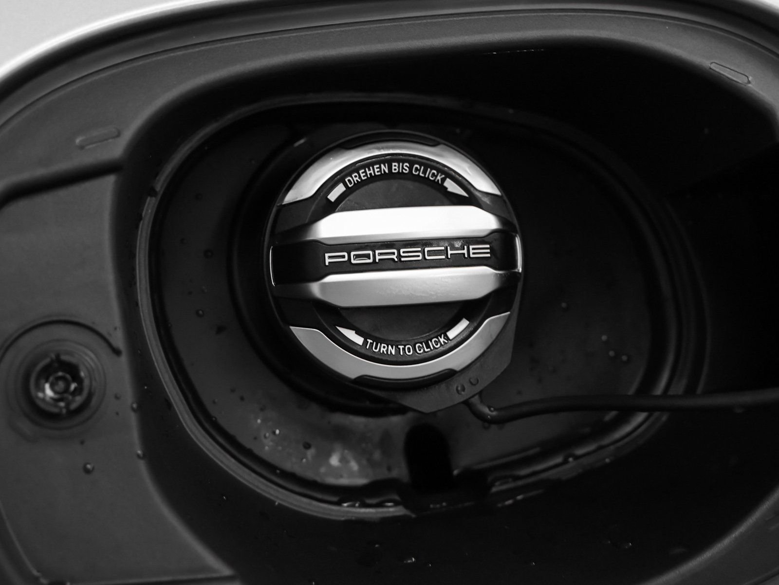 Certified 2025 Porsche Macan AWD/4WD image 16