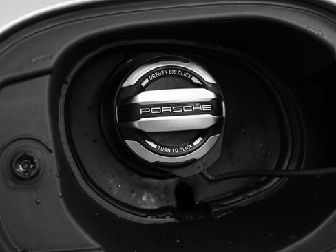 Certified 2025 Porsche Macan image 16