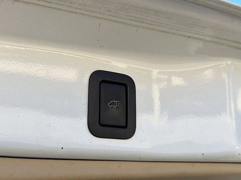 Used 2019 Toyota Highlander XLE image 28