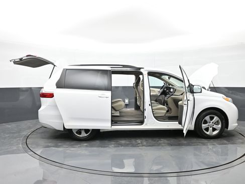 Used 2015 Toyota Sienna LE image 48