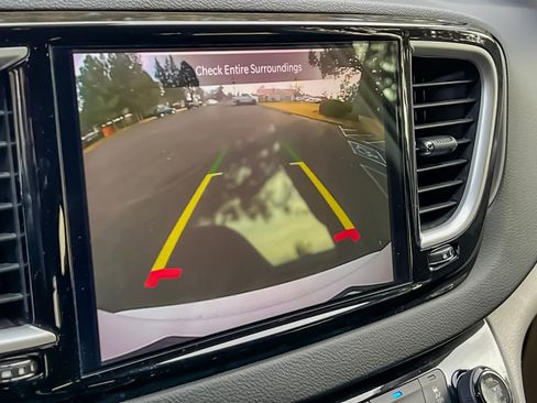 Used 2023 Chrysler Pacifica Touring-L image 26