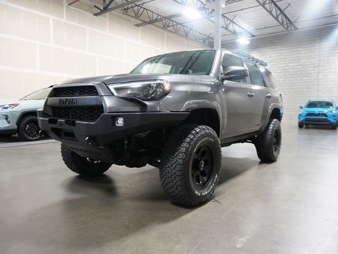 Used 2017 Toyota 4Runner SR5 AWD/4WD image 2
