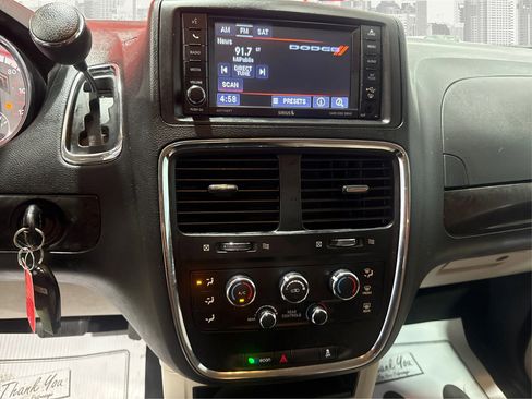 Used 2018 Dodge Grand Caravan SE w/ UConnect Hands-Free Group image 18