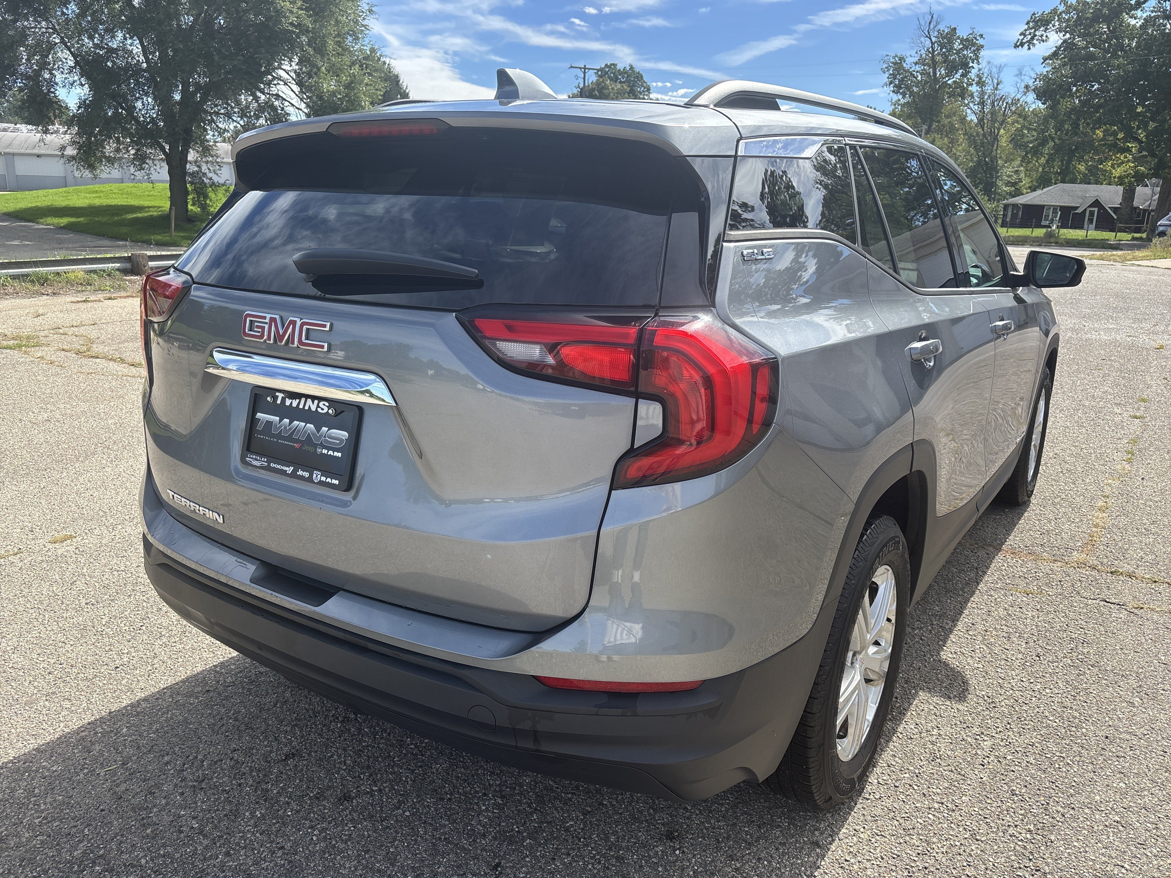 Used 2019 GMC Terrain SLE w/ Driver Convenience Package FWD image 3
