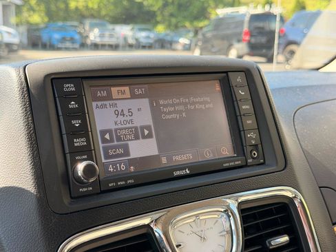 Used 2012 Chrysler Town & Country Touring-L FWD image 24