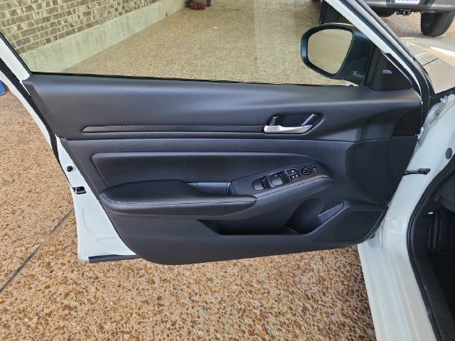 Used 2025 Nissan Altima 2.5 SV FWD image 9