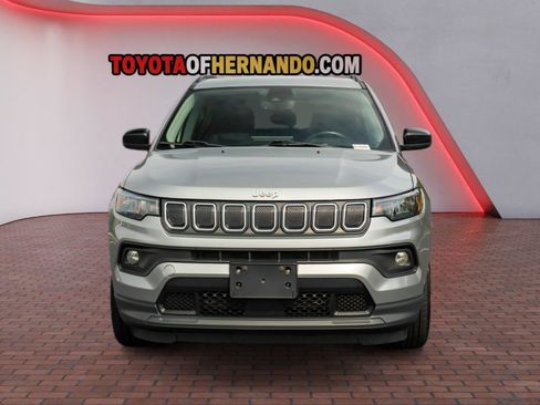Used 2022 Jeep Compass Latitude w/ Convenience Group FWD image 2