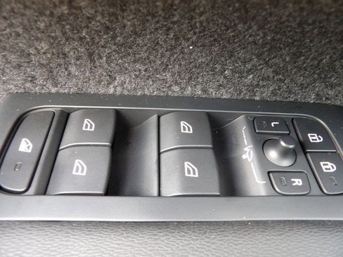 Certified 2023 Volvo XC40 B4 Plus w/ Protection Package Premier image 11