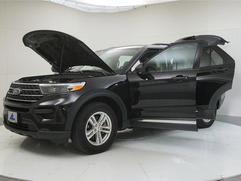 Used 2023 Ford Explorer XLT image 11