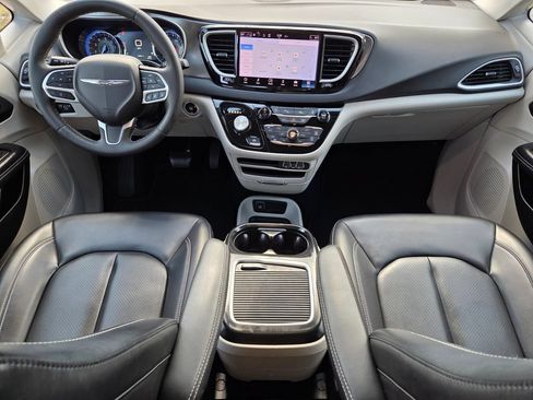 Used 2023 Chrysler Pacifica Touring-L FWD image 17