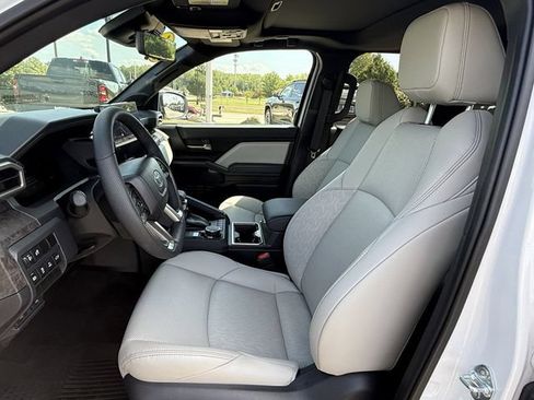 Used 2025 Toyota Tacoma Limited AWD/4WD image 7