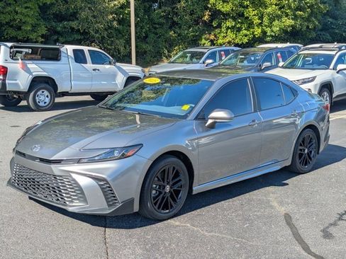 Used 2025 Toyota Camry SE image 3