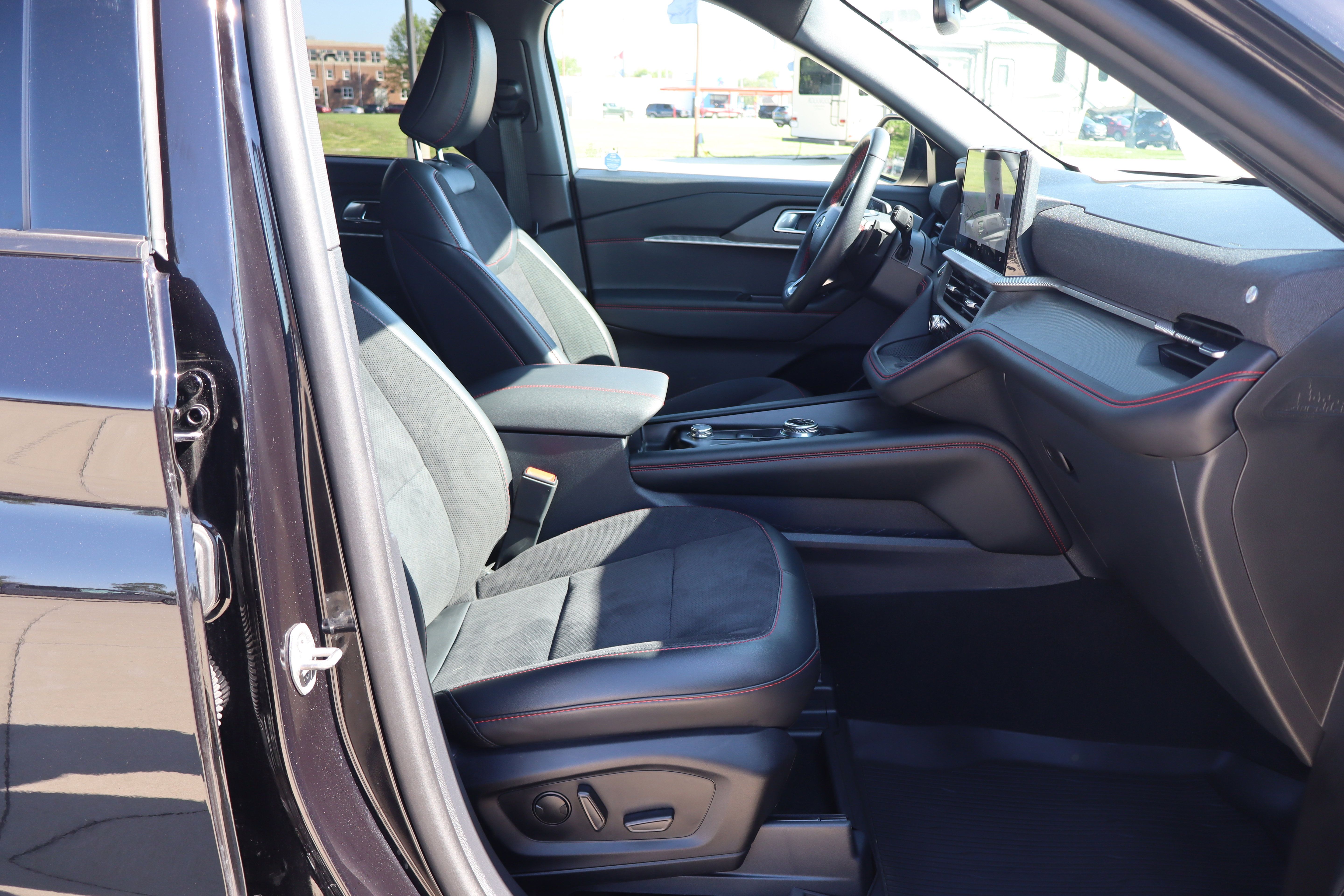 Used 2025 Ford Explorer ST AWD/4WD image 15