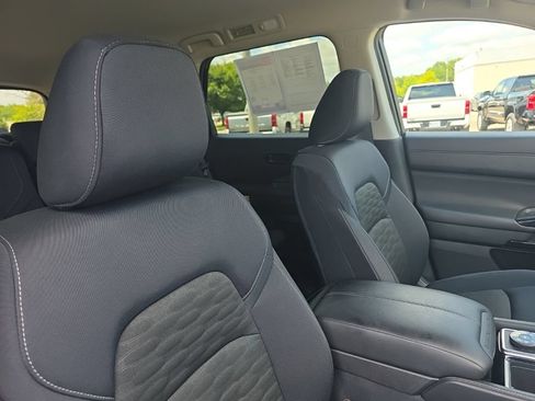 Used 2025 Nissan Pathfinder SV AWD/4WD image 10