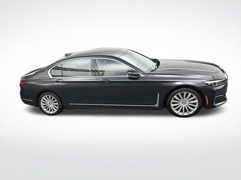 Used 2022 BMW 740i w/ Premium Package image 21
