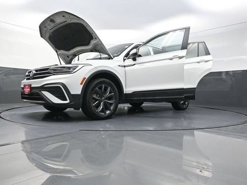 Used 2022 Volkswagen Tiguan SE w/ Panoramic Sunroof Package FWD image 41