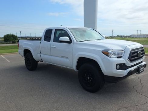 Used 2022 Toyota Tacoma SR5 AWD/4WD image 4