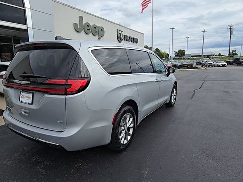 New 2026 Chrysler Pacifica Select image 8