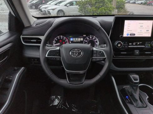 Certified 2024 Toyota Highlander LE FWD image 16