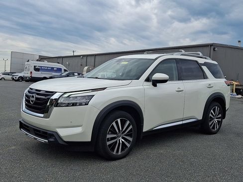 Used 2024 Nissan Pathfinder Platinum AWD/4WD image 3