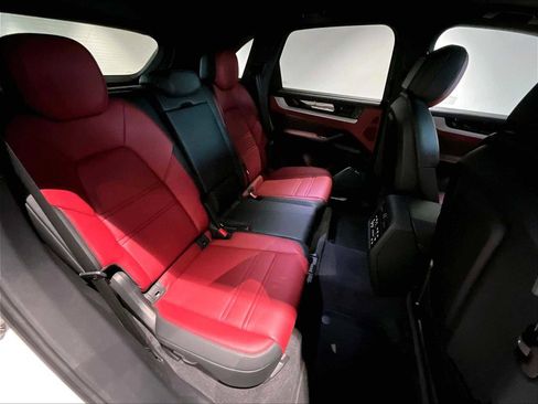 Used 2025 Porsche Cayenne S image 31