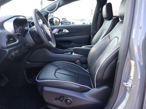 Used 2025 Chrysler Pacifica Limited FWD image 9