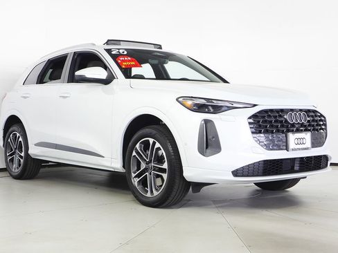 Used 2025 Audi Q5 Premium w/ Convenience Package image 4