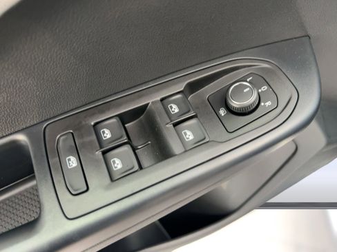 New 2026 Volkswagen Taos SE image 13