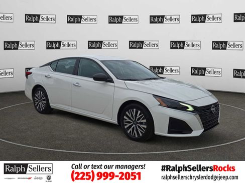 Used 2025 Nissan Altima 2.5 SV FWD image 1
