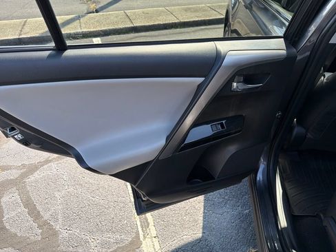 Used 2017 Toyota RAV4 Limited FWD image 33