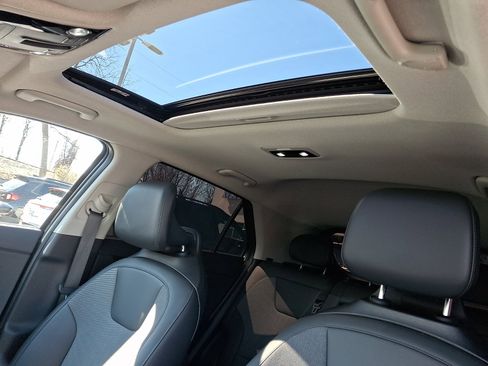 Certified 2025 Kia Niro EX Touring image 12