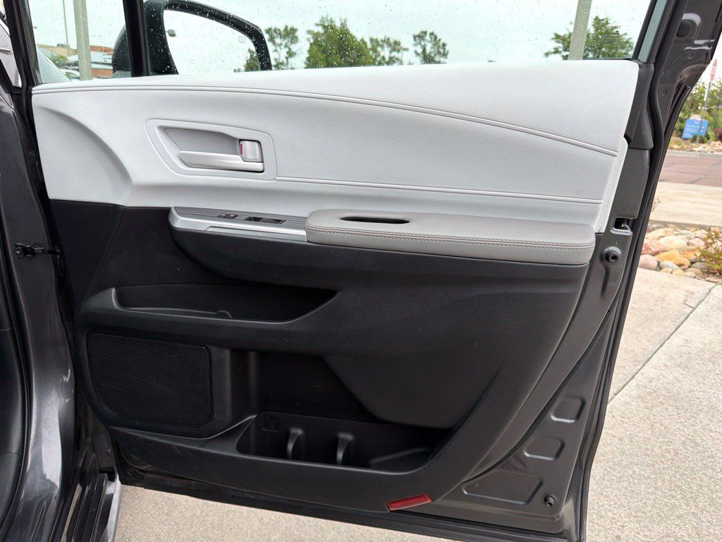 Used 2025 Toyota Sienna LE AWD/4WD image 27