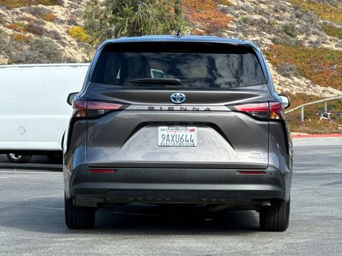 Used 2022 Toyota Sienna XLE FWD image 4