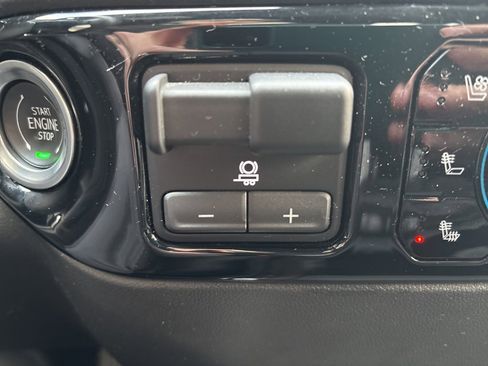 Used 2024 Chevrolet Silverado 2500 ZR2 w/ Technology Package image 31