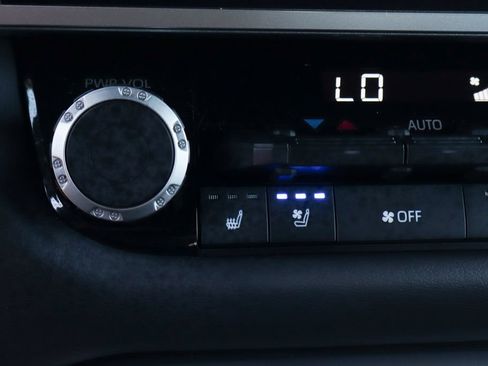 Used 2025 Toyota Tundra Platinum AWD/4WD image 37
