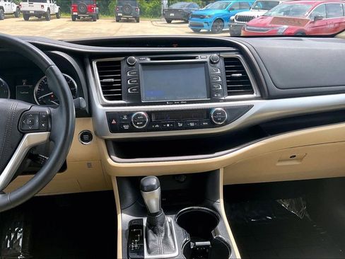 Used 2016 Toyota Highlander XLE FWD image 6