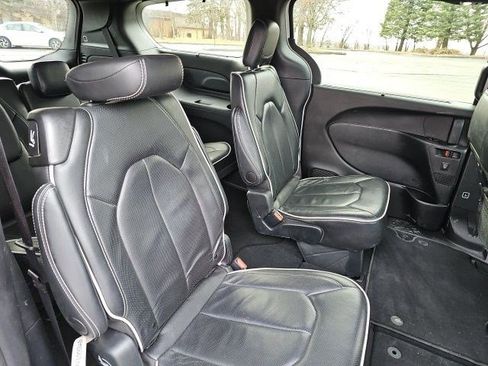 Used 2025 Chrysler Pacifica Limited FWD image 16