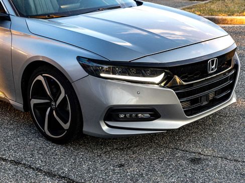 Used 2018 Honda Accord Touring image 9