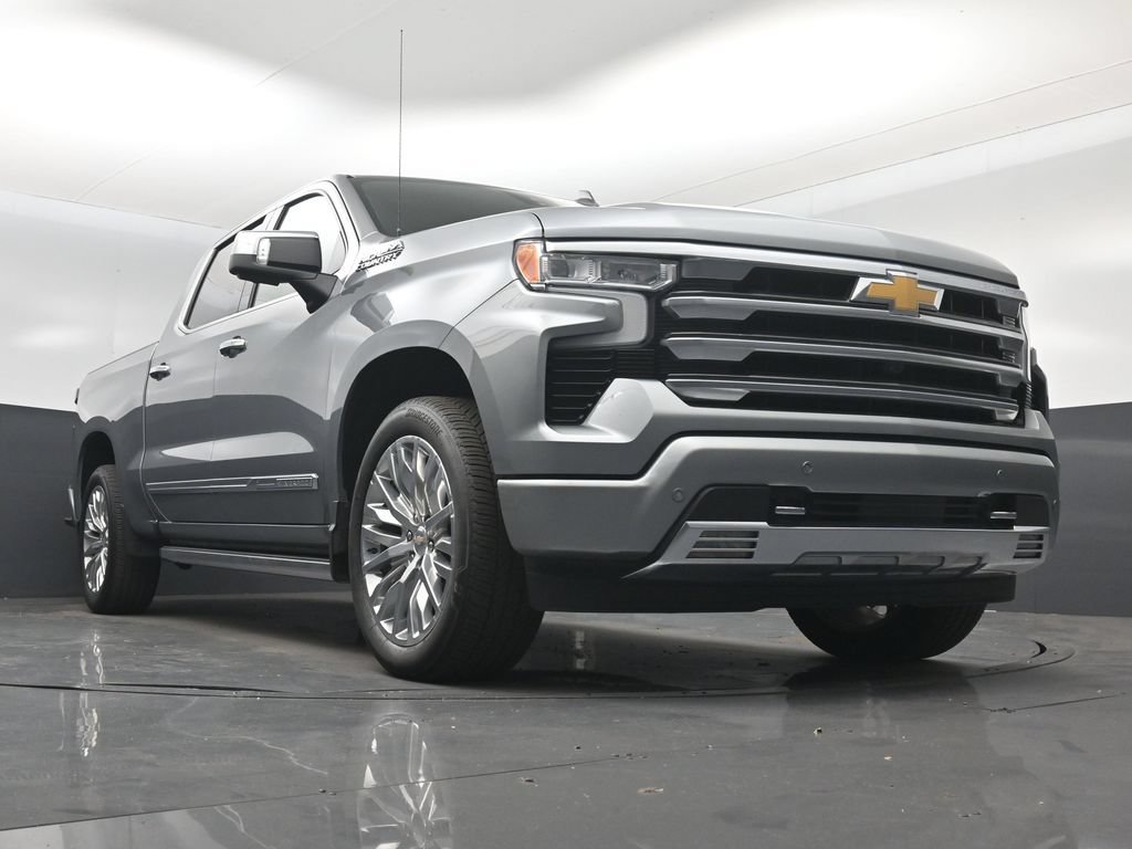 Used 2025 Chevrolet Silverado 1500 High Country w/ Technology Package AWD/4WD image 32