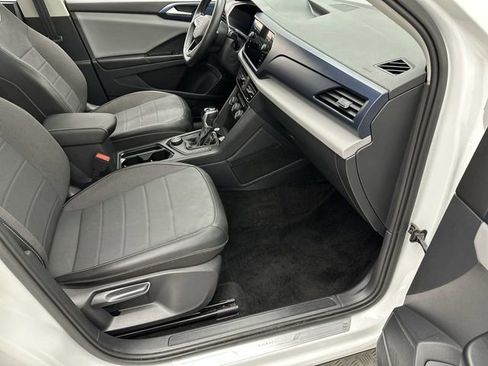 Used 2023 Volkswagen Taos SE w/ Panoramic Sunroof Package image 25