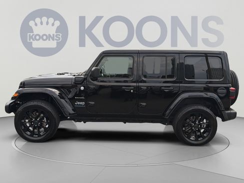 Used 2024 Jeep Wrangler Unlimited Sahara w/ Technology Group AWD/4WD image 2