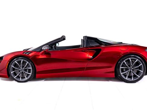 Used 2025 McLaren Artura Spider RWD image 2