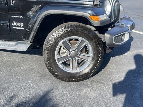 Used 2018 Jeep Wrangler Unlimited Sahara image 33