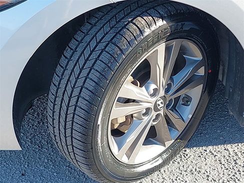 Used 2017 Hyundai Elantra SE image 28