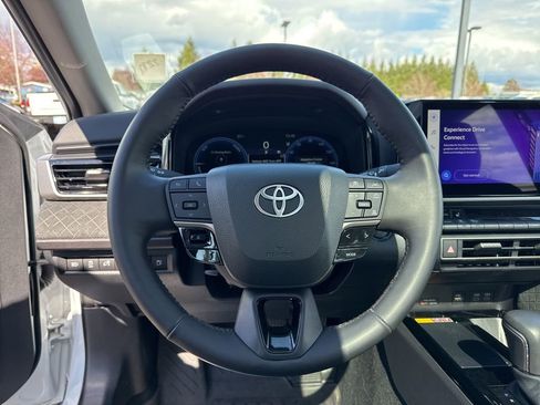Used 2025 Toyota Camry XLE image 10