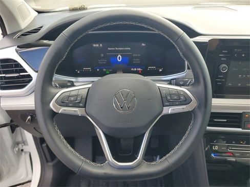 Certified 2025 Volkswagen Taos SE w/ Panoramic Sunroof Package image 19