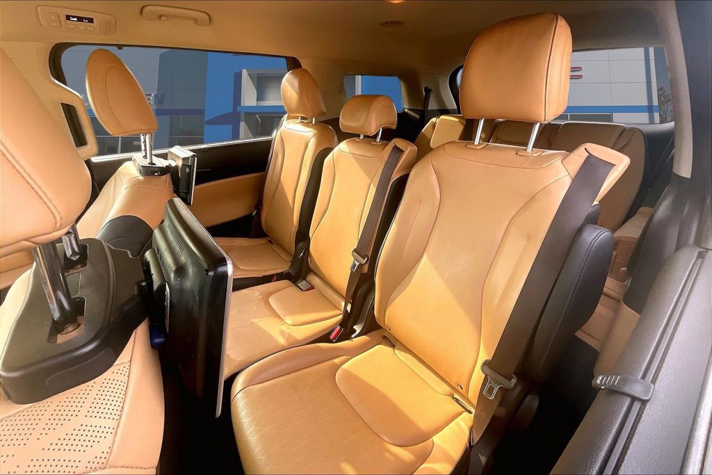 Used 2024 Kia Carnival EX FWD image 25