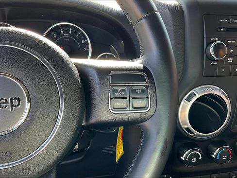 Used 2015 Jeep Wrangler Unlimited Sahara image 21