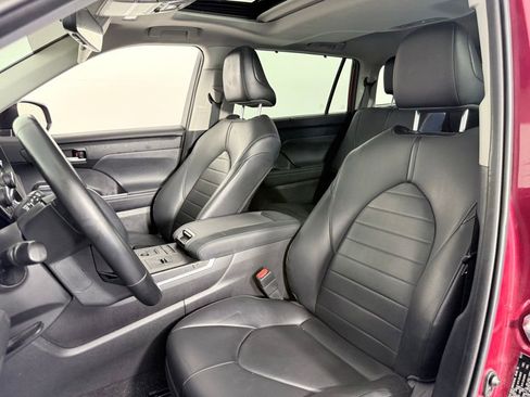 Used 2021 Toyota Highlander XLE image 11