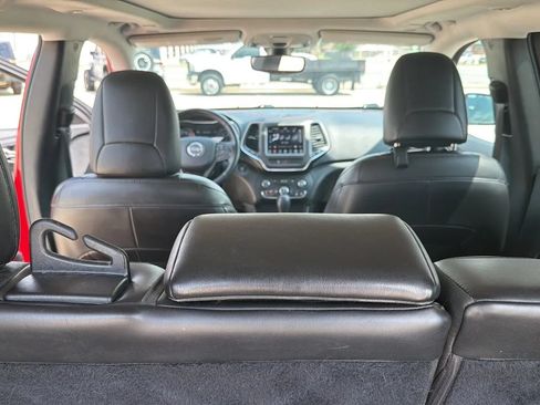 Used 2019 Jeep Cherokee Trailhawk AWD/4WD image 22